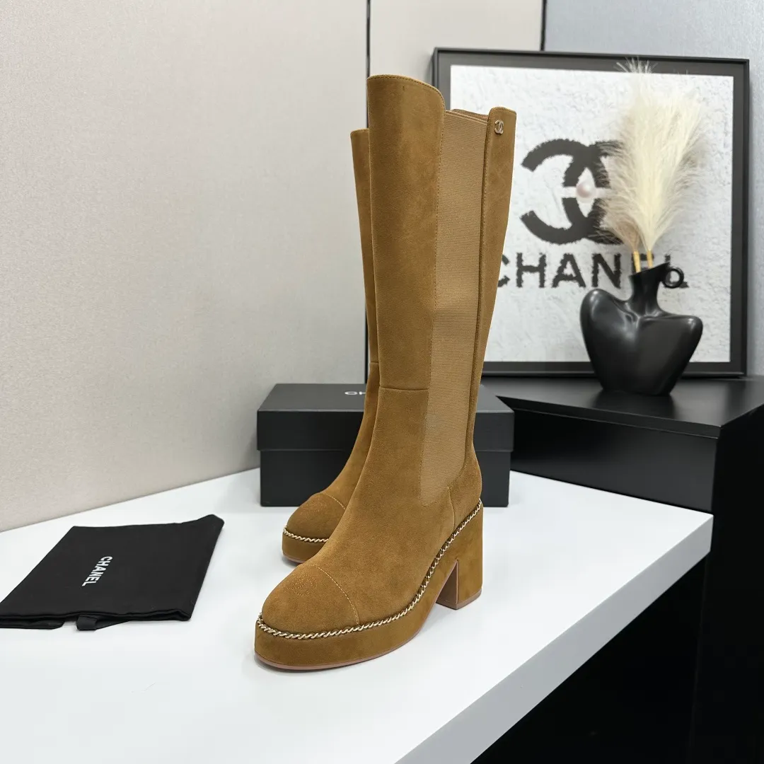 👟👟Ex-factory price 960👟👟 CHANEL Xiaoxiang 2024 autumn and winter sheepskin boots high boots knight boots The version is also the basic version of the Martin boots, neat and handsome. The upper is made of cowhide, super soft against the skin, wide and full, handsome and comfortable. The lining is soft water-dyed cowhide. The sole is original rubber outsole. Exclusive top quality 35-39. 40 customized